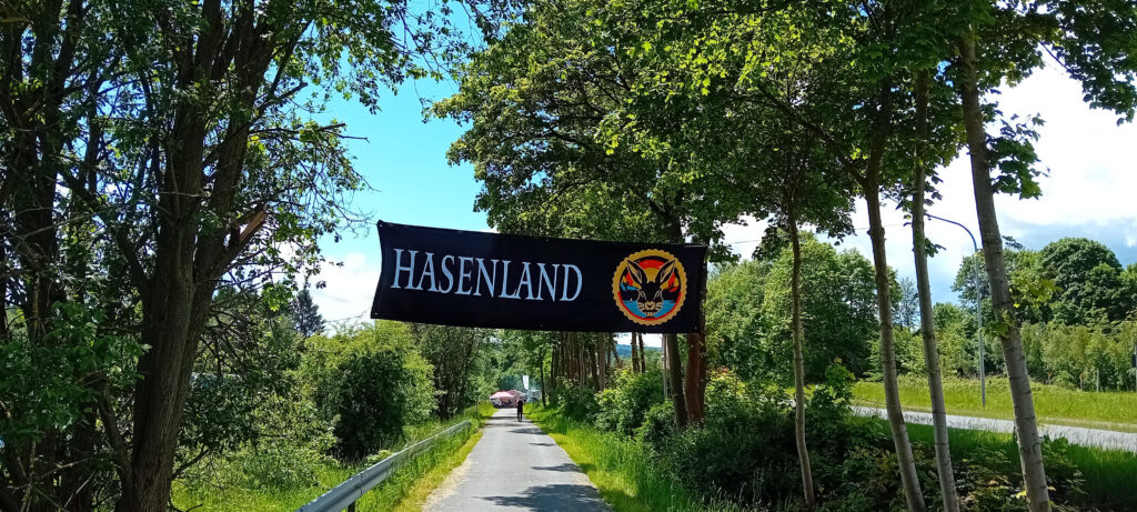 Straße mit Werbebanner für das Fotofestival Hasenland