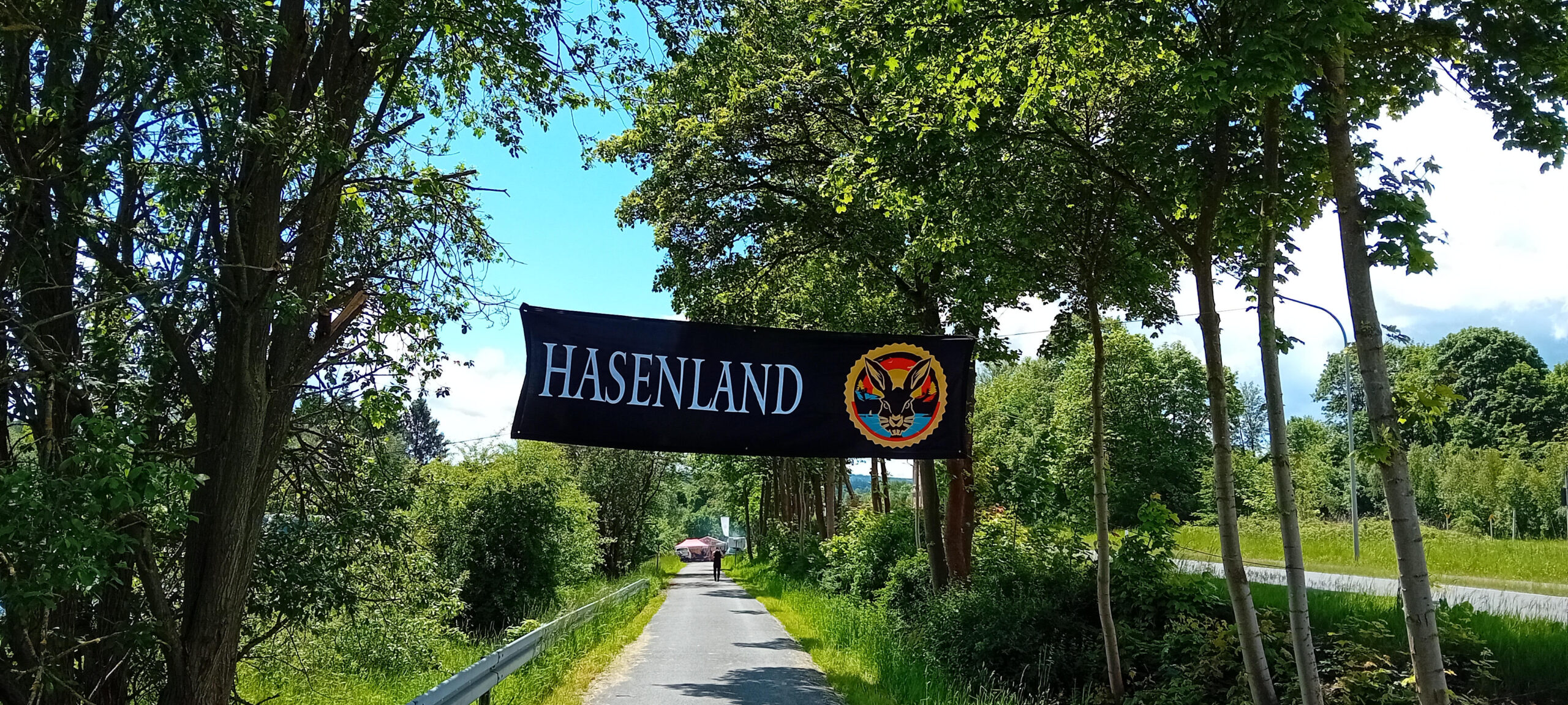 Straße mit Werbebanner für das Fotofestival Hasenland