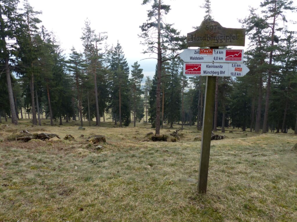 Ein Wanderschild bei schöner Aussicht auf dem Haidberg bei Zell im Nördlcihen Fichtelgebirge