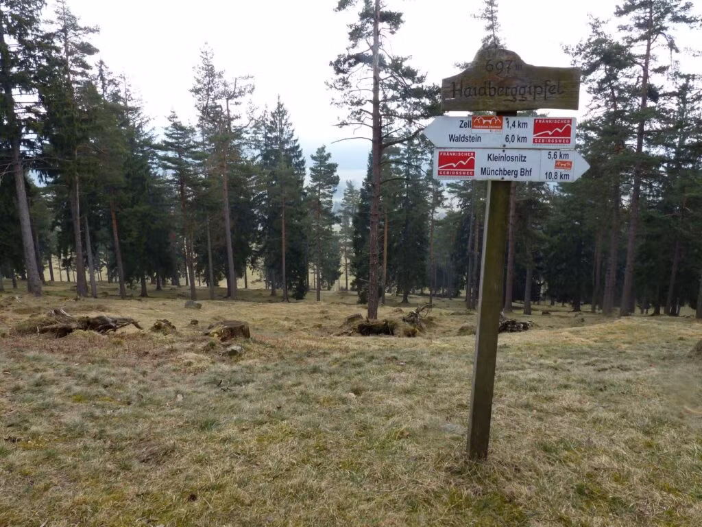 Ein Wanderschild bei schöner Aussicht auf dem Haidberg bei Zell im Nördlcihen Fichtelgebirge