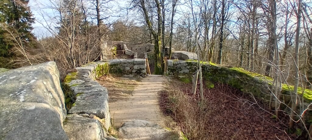Sanierte Westburg auf dem Waldstein