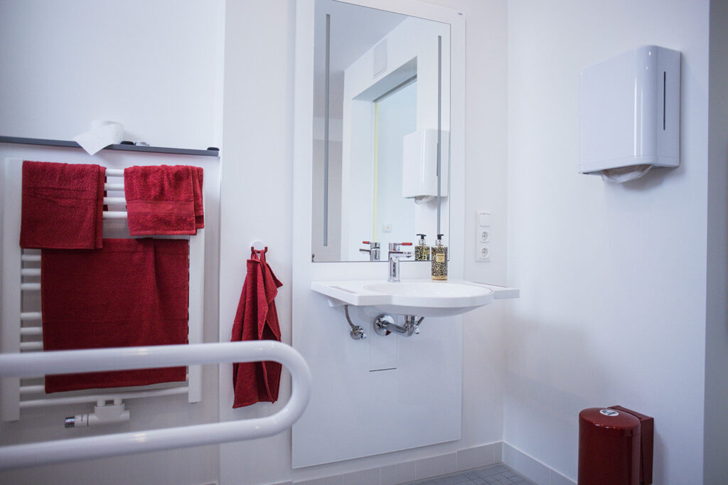 Barrierefreies Bad in der Musterwohnung der Leitstelle Pflege Hofer Land