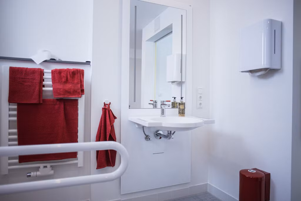 Barrierefreies Bad in der Musterwohnung der Leitstelle Pflege Hofer Land