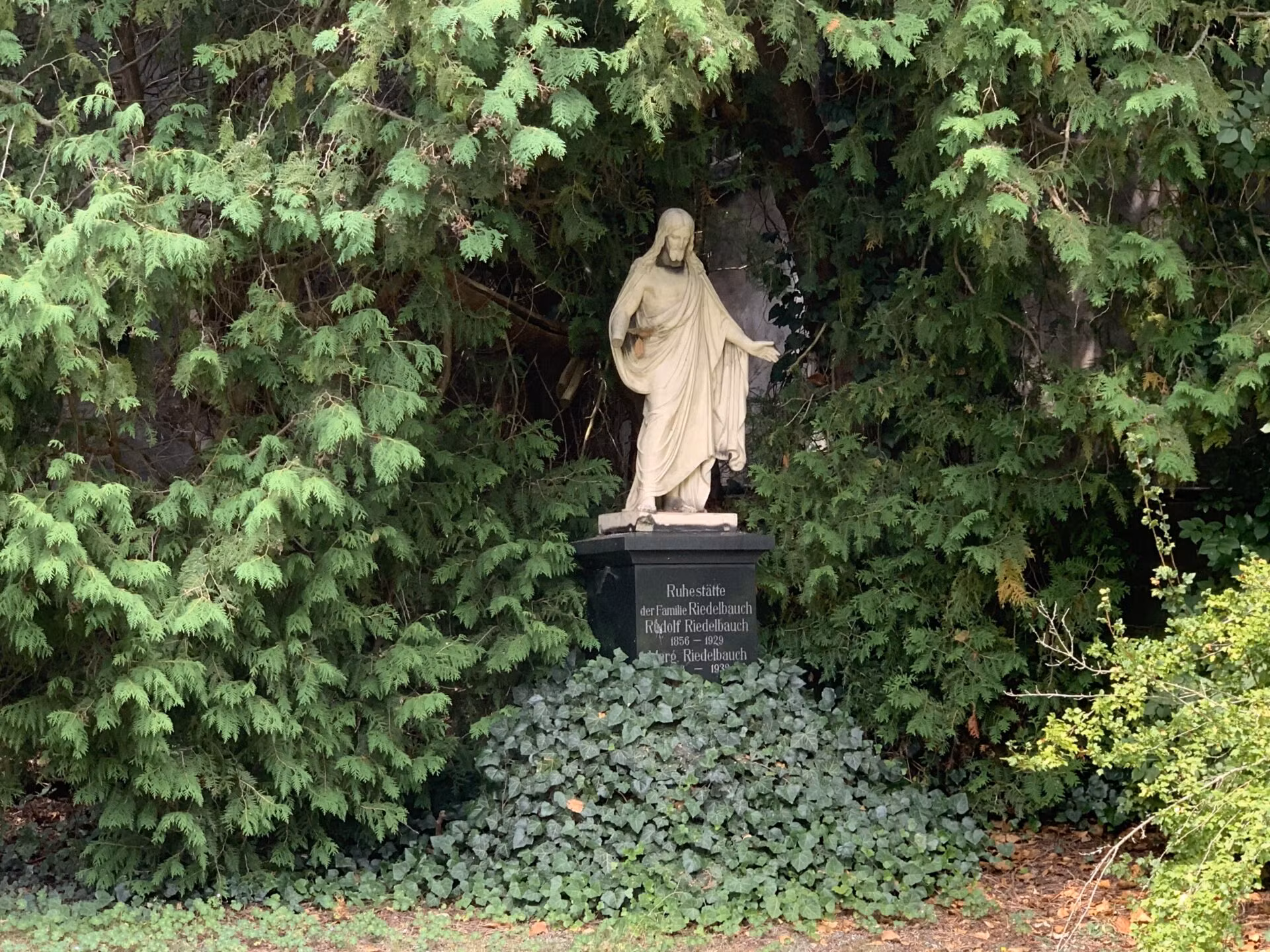 Grabfigur auf dem Röslauer Friedhof