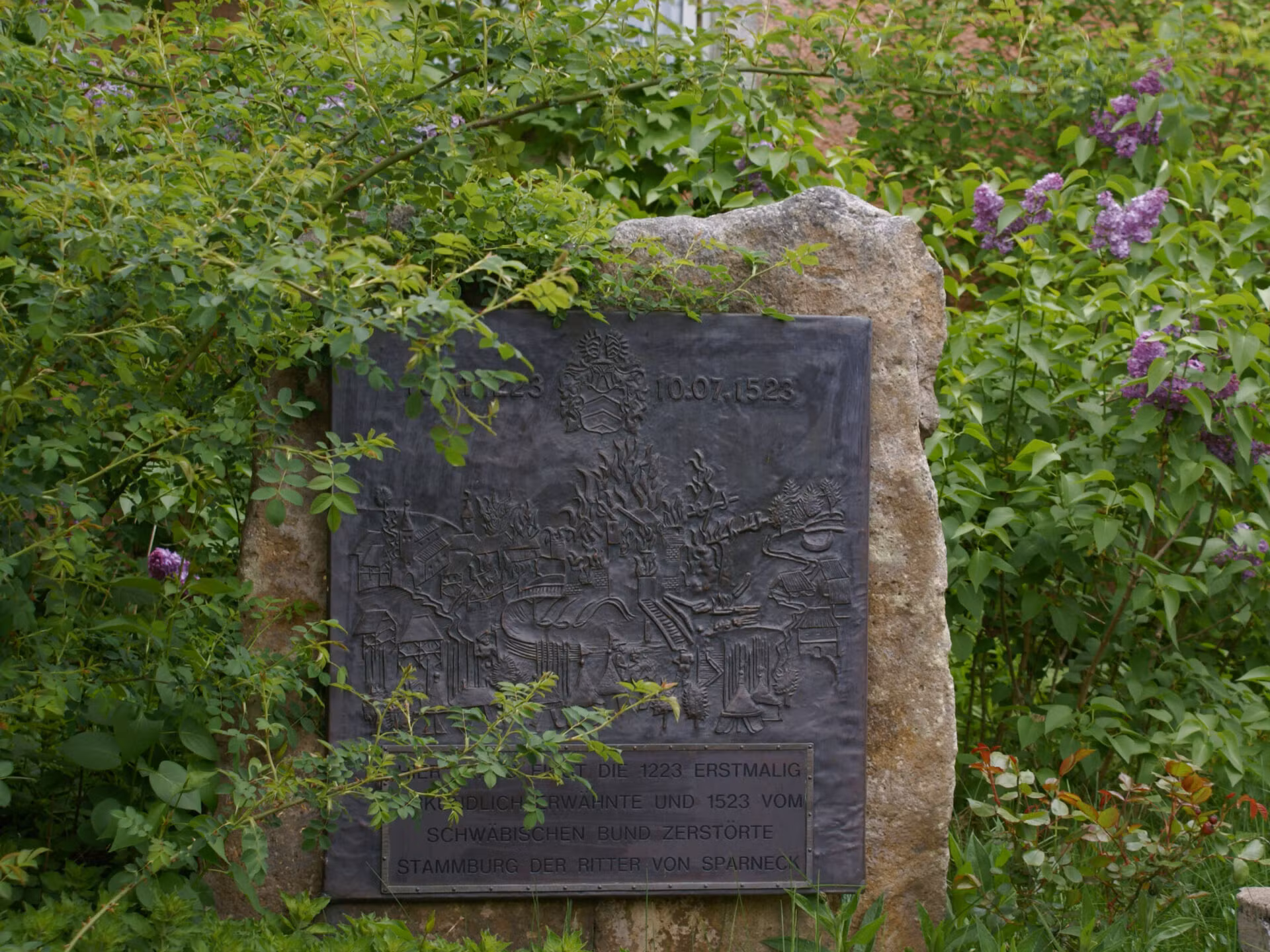 Hinweistafel auf zerstörtes Sparnecker Schloss