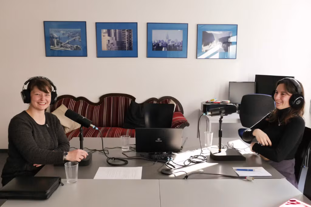 Lena Reintgen und Lena Kalmbach bei Podcastaufnahme