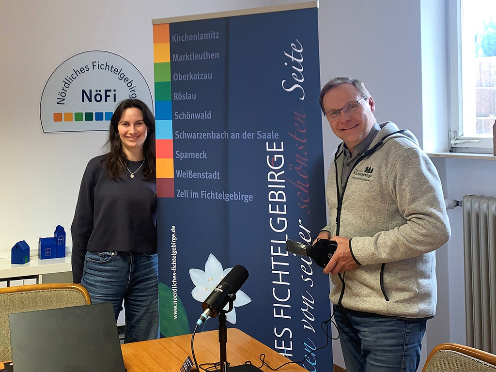 Lena Kalmbach und Ferdinand Reb bei Podcastaufnahme